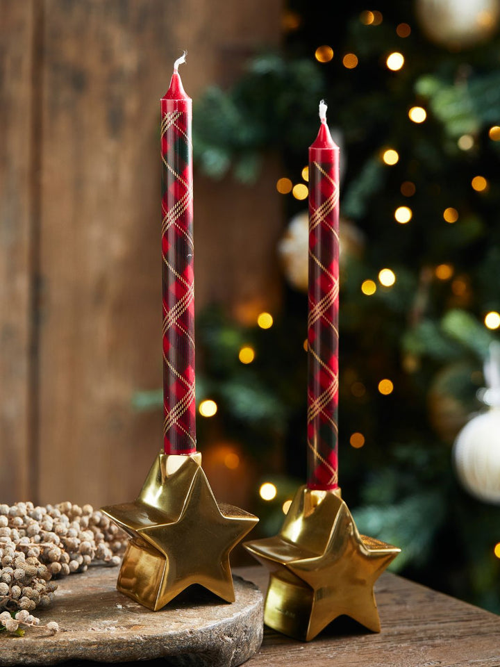 Rivièra Maison Stabkerzen mit einem roten Tartan-Muster für Weihnachten im schottischen Stil.