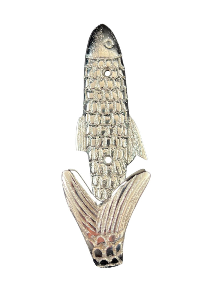 Fischförmiger Wandhaken „De Pêche“ von Riviera Maison in silberner Optik auf weißem Hinteergund