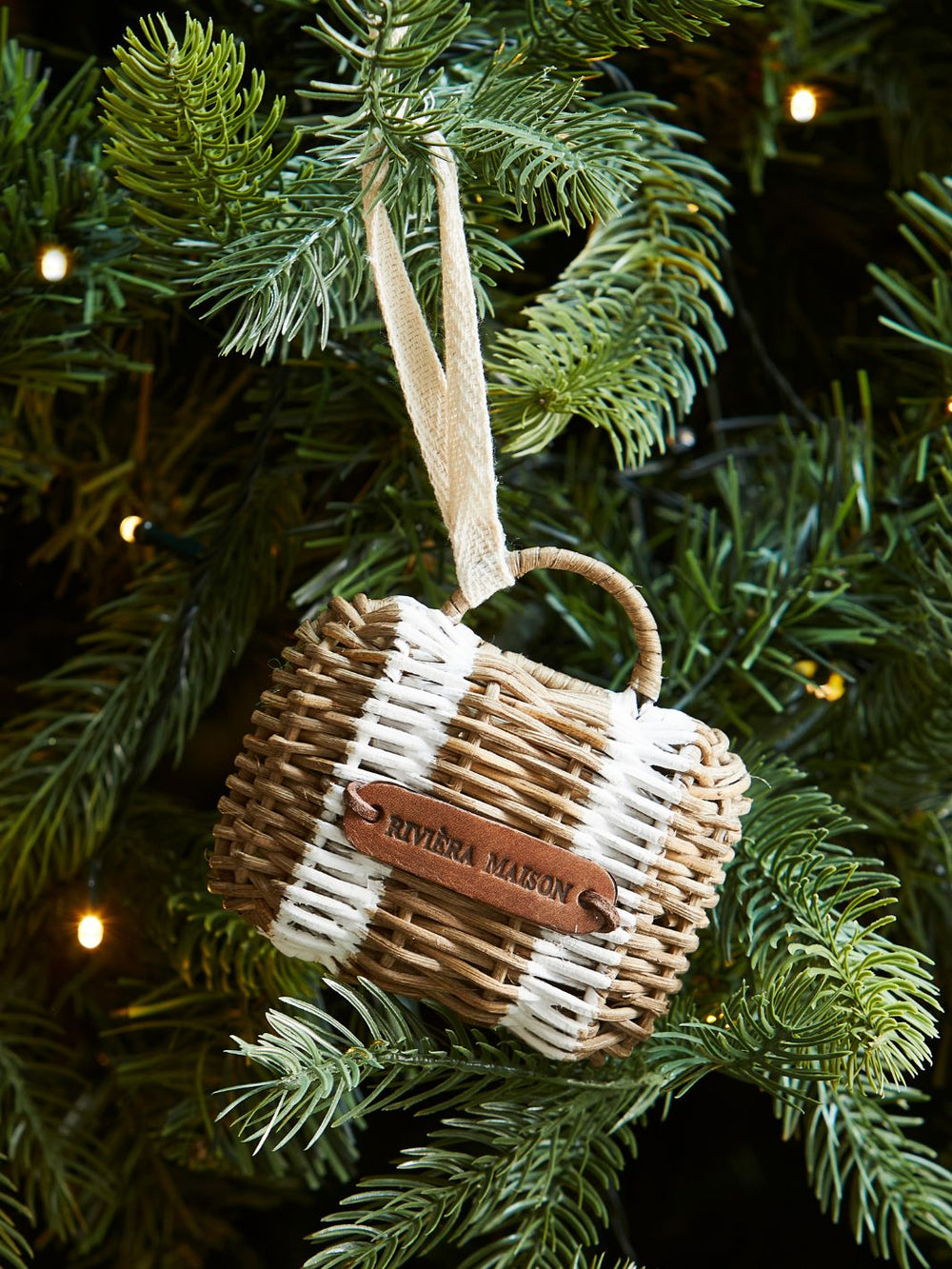 Rivièra Maison Weihnachtsbaumschmuck als Rattan Koffer Ornament.