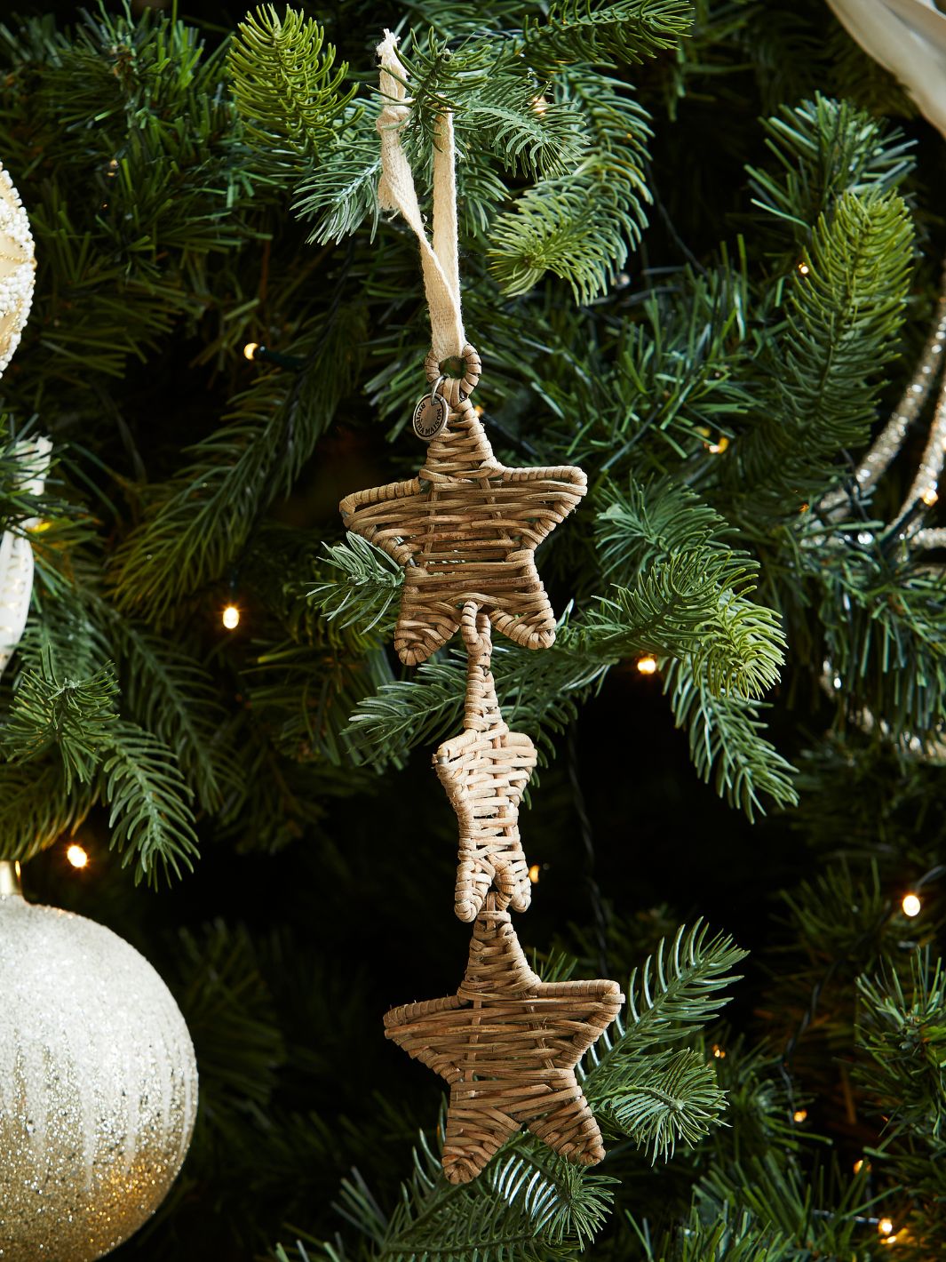 Rivièra Maison Weihnachtsbaumschmuck als Rattan Sterne Ornament.