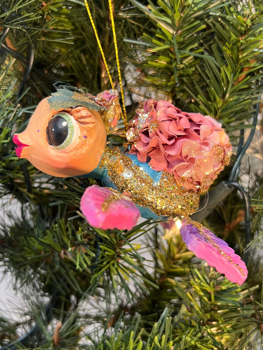 Türkise Schildkröte mit rosa Hortensie auf dem Rücken von Goodwill.