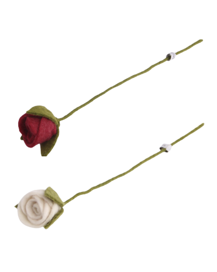 Zwei Filzrosen von Gry & Sif – rot und weiß