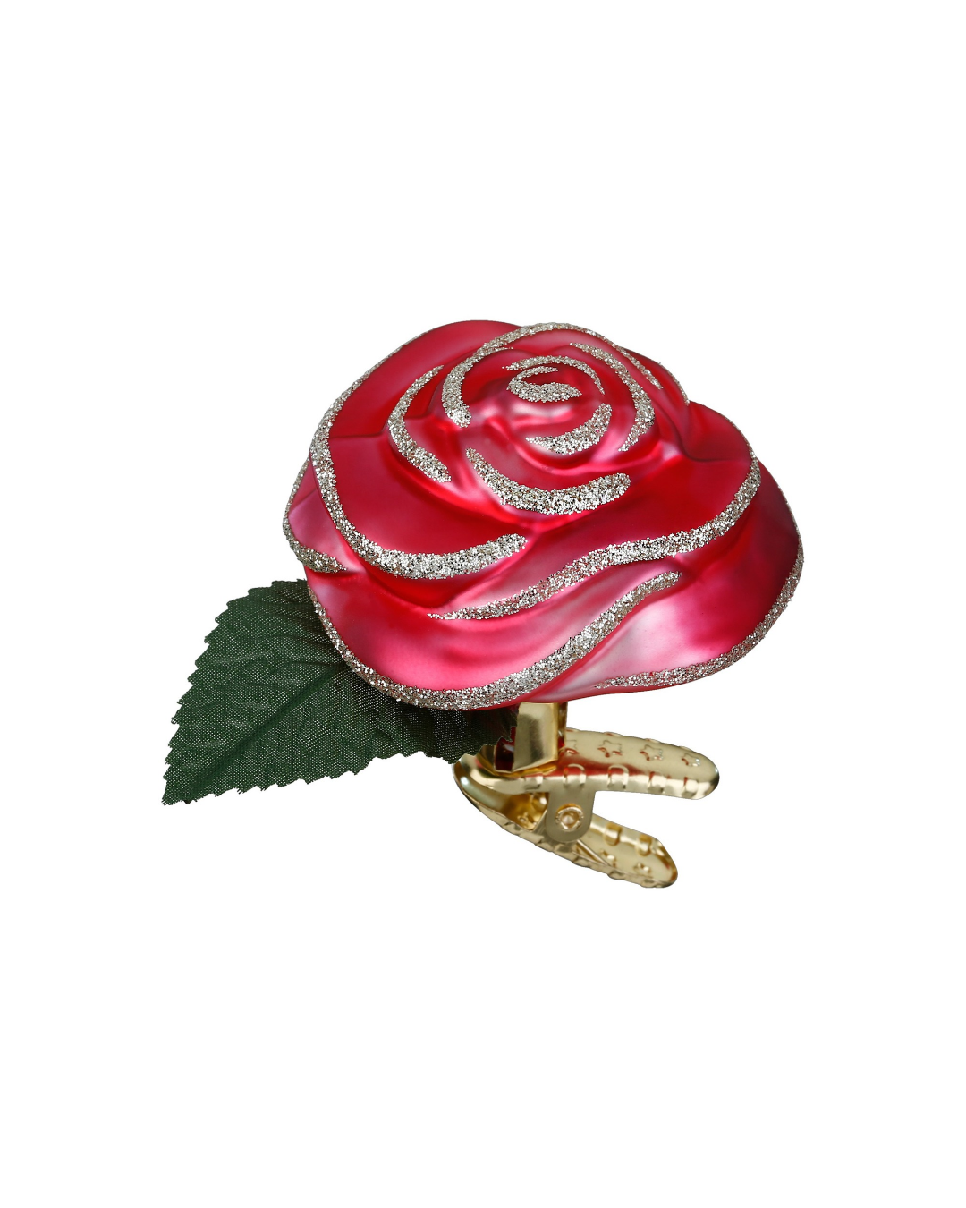 Weihnachtliches Rosen Ornament zum Klemmen in Deutschland handgefertigt von Inge Glas vor weißem Hintergrund. Die Rose hat rote Blütenblätter mit silbernen Glitzer Highlights und einem grünen Blatt unterhalb der Blüte.