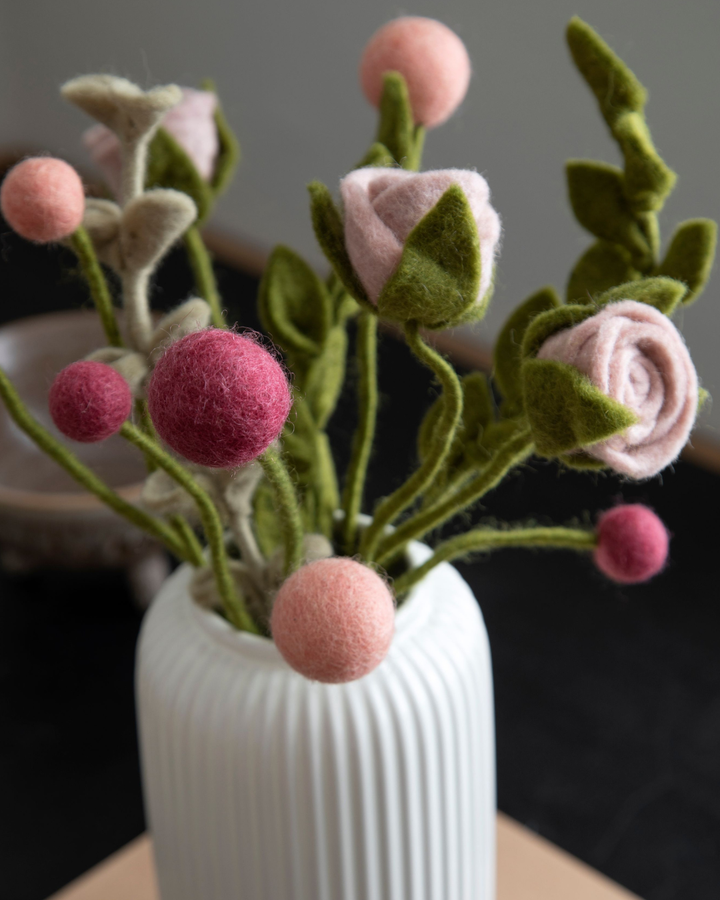 Filzrosenstrauß in Vase im skandinavischen Stil