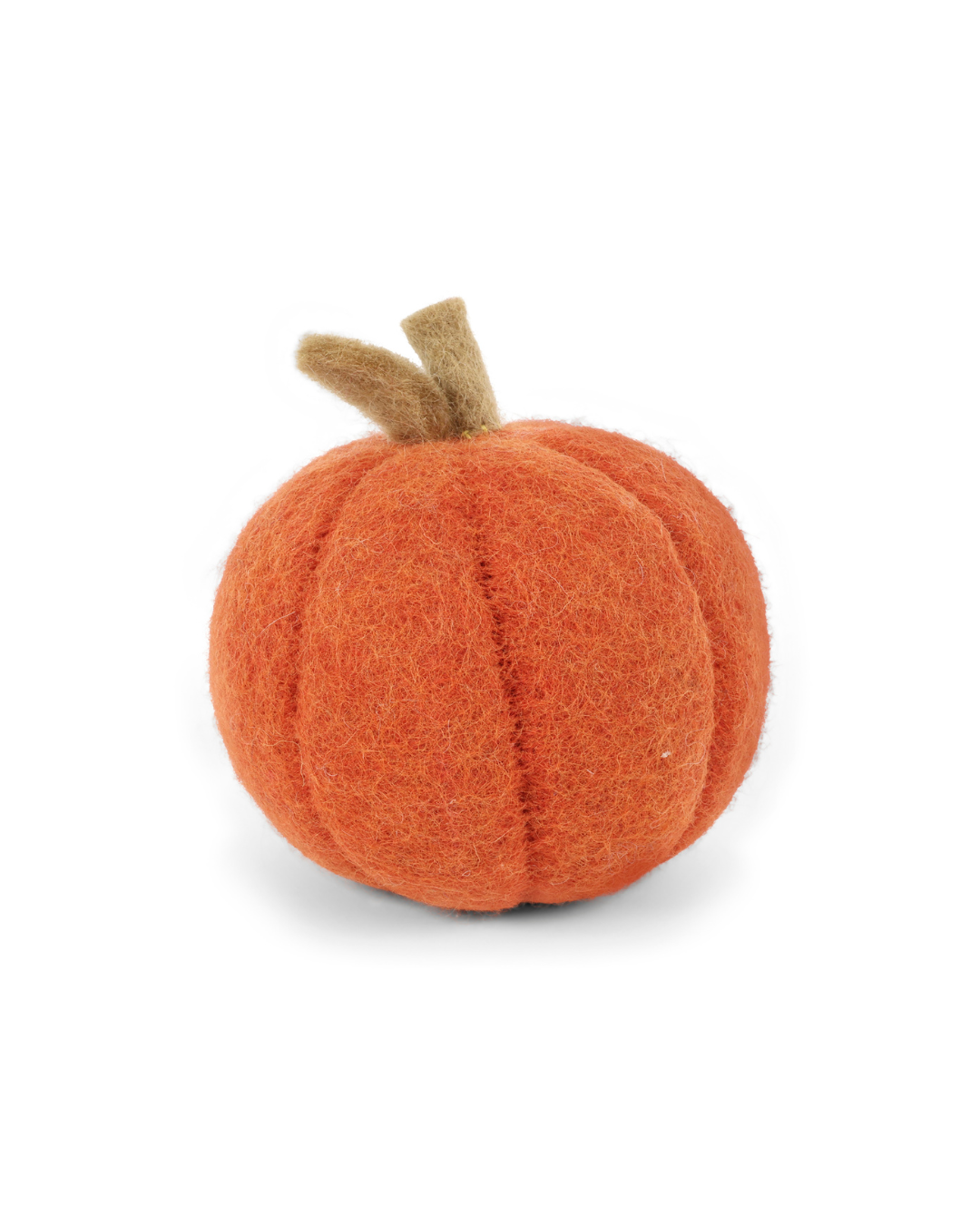 Großer rot-oranger Filz-Kürbis von Gry & Sif als herbstliche Deko aus Wolle vor weißem Hintergrund.
