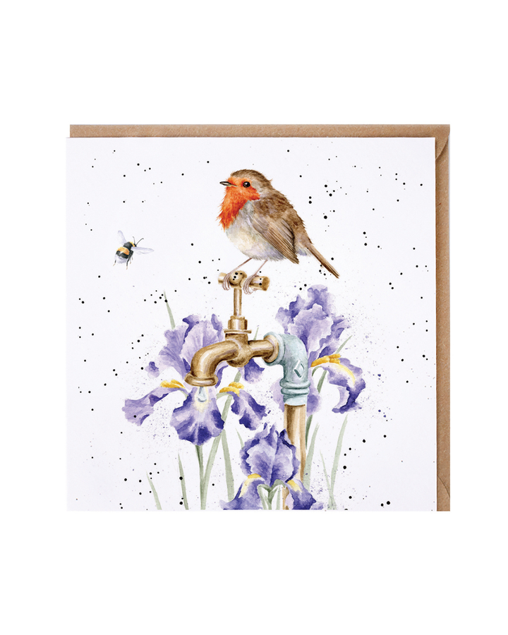 Rotkehlchen Grußkarte „The Gardener’s Guest“ von Wrendale Designs mit handillustriertem Rotkehlchen auf einem Gartenwasserhahn, umgeben von violetten Blüten und einer kleinen Biene, weißer Hintergrund mit feinen schwarzen Sprenkeln, brauner Umschlag im Hintergrund.