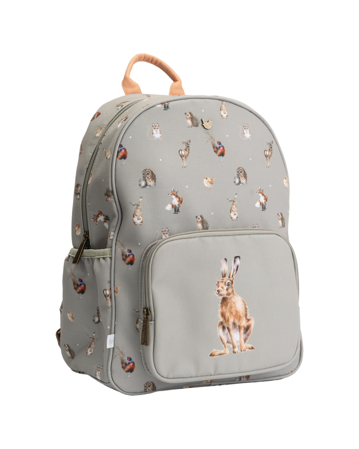 Rucksack „Woodlanders“ von Wrendale Designs freigestellt, Vorderansicht mit Hasenmotiv auf der Fronttasche.