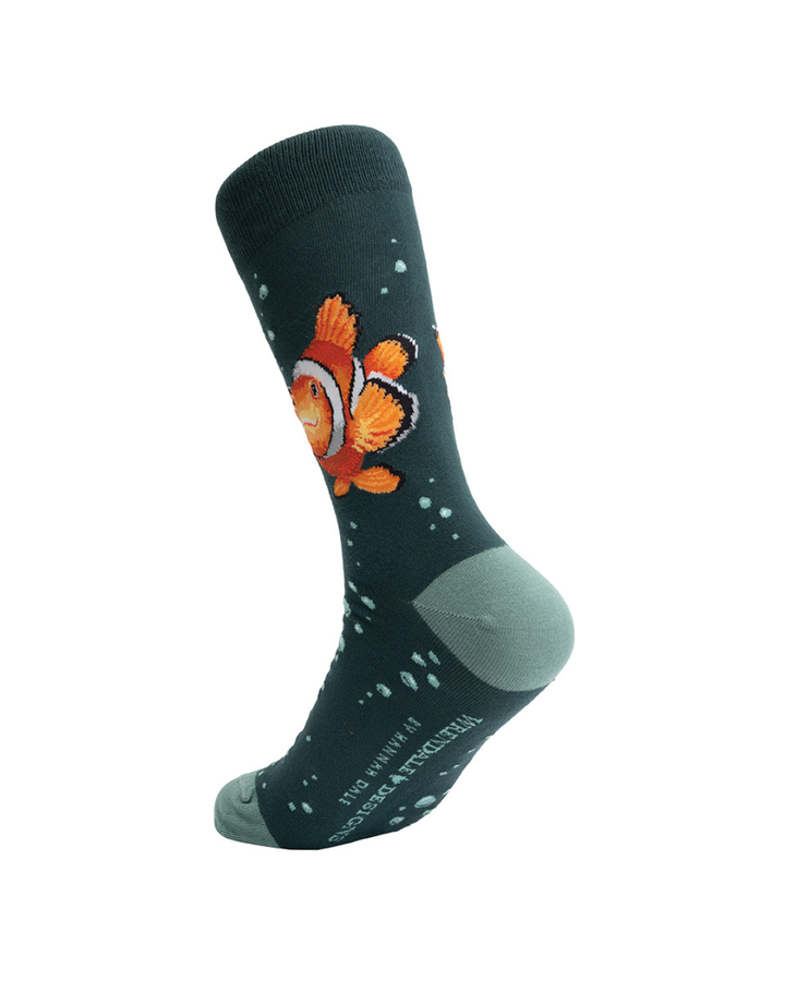 Rückansicht der Clownfisch Männersocken von Wrendale Designs