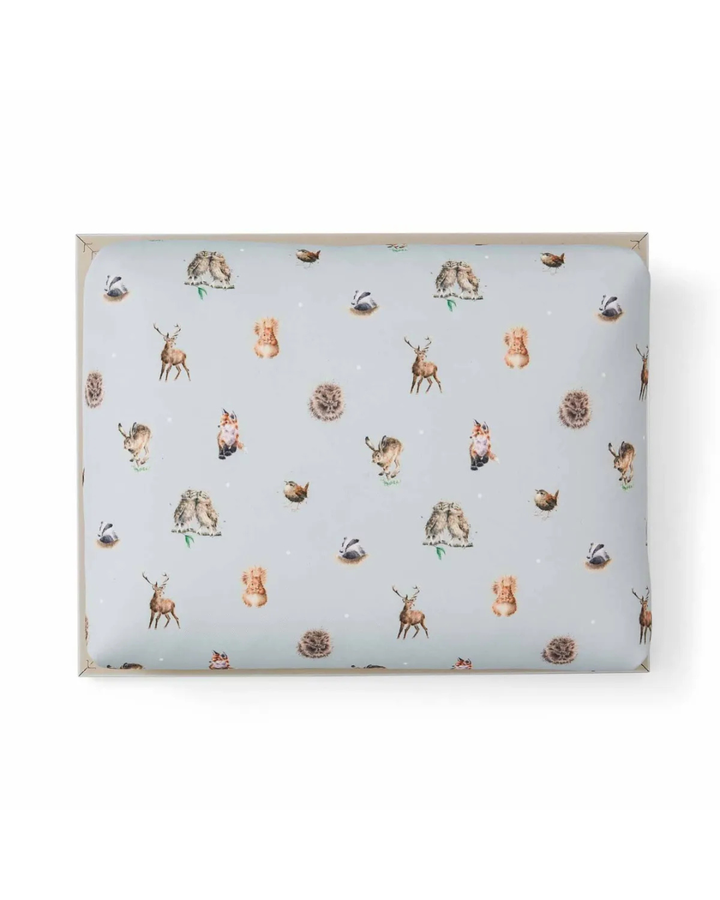 Rückseite des Wrendale Designs Knietabletts mit Tiermotiven auf hellblauem Stoff