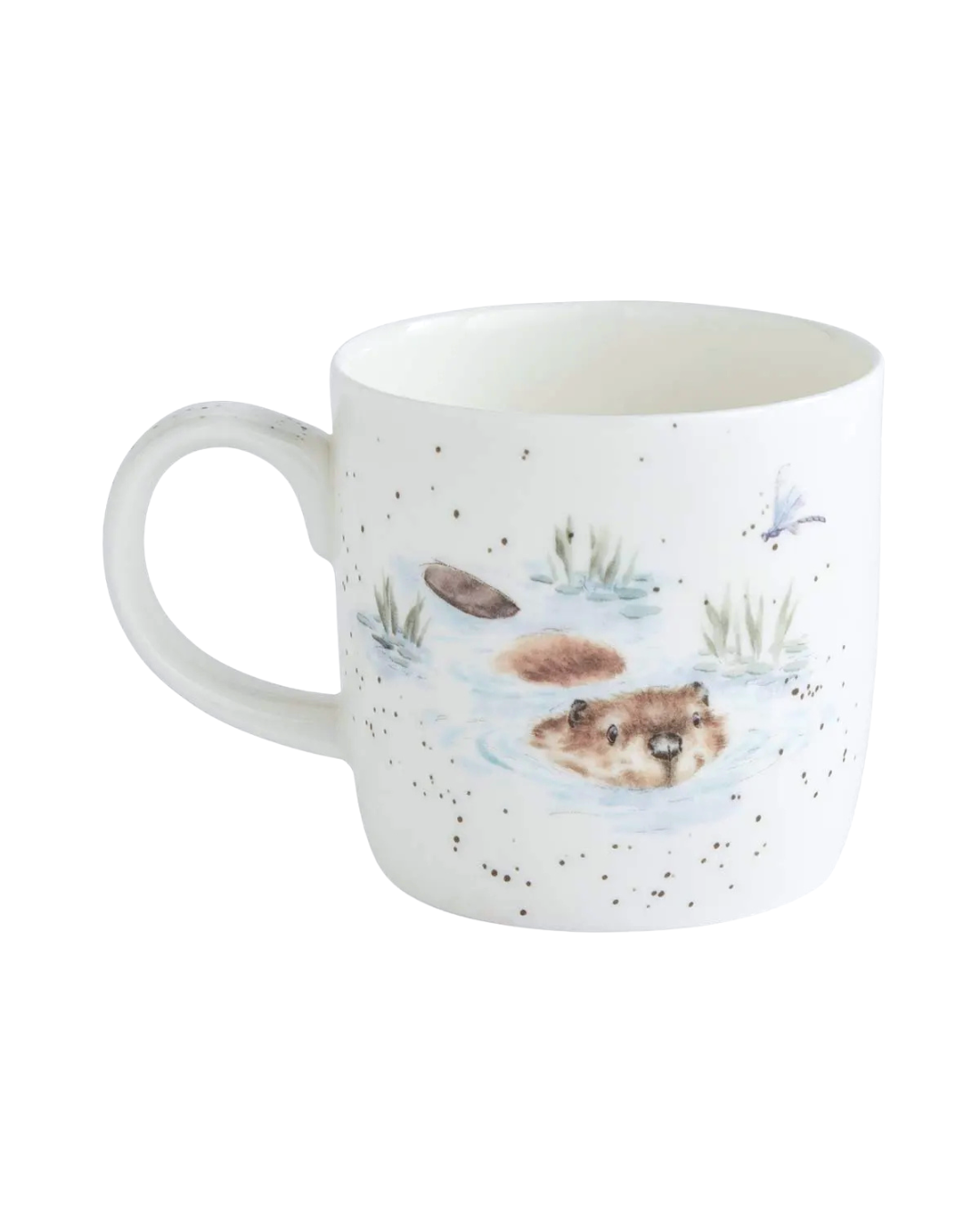 Rückseite der Biber Tasse von Wrendale Designs auf weißen Hintergrund. Auf der Tasse ist ein niedlicher Schwimmender Biber zu sehen welcher teilweise vom Wasser bedeckt ist. oben rechts fliegt eine blaue Libelle.