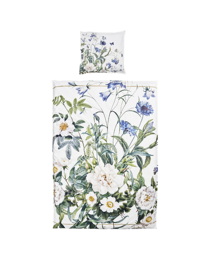 Bettwäsche „Blue Flower Garden“ von Koustrup & Co., Kissen mit Blumenmotiven und Schmetterlingen, seitliche Ansicht.