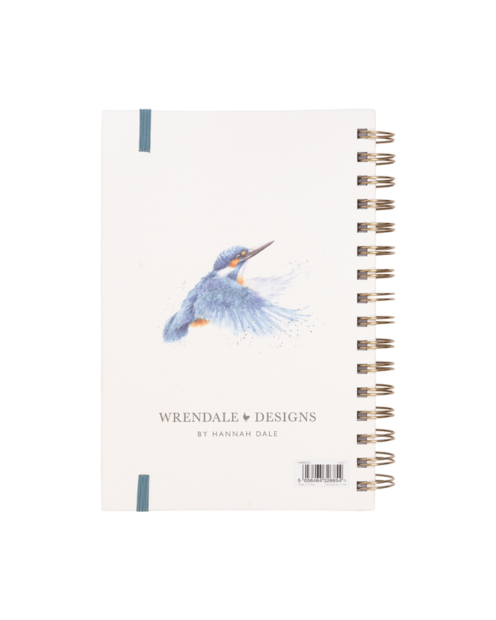 Rückseite des A5 Notizbuchs von Wrendale Designs mit kleinem Eisvogel-Motiv, Spiralbindung rechts, Gummiband und Markenaufdruck „Wrendale Designs by Hannah Dale“.