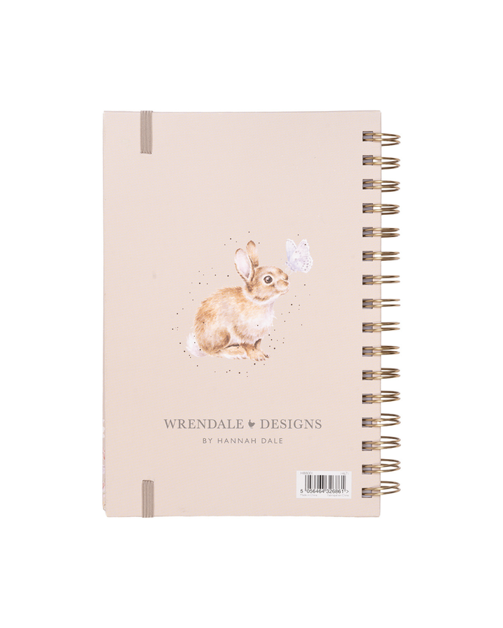 Rückseite des A5-Notizbuchs „Among the Daisies“ von Wrendale Designs mit kleinem Hasenmotiv und Schmetterling, Spiralbindung rechts und Markenaufdruck „Wrendale Designs by Hannah Dale“.