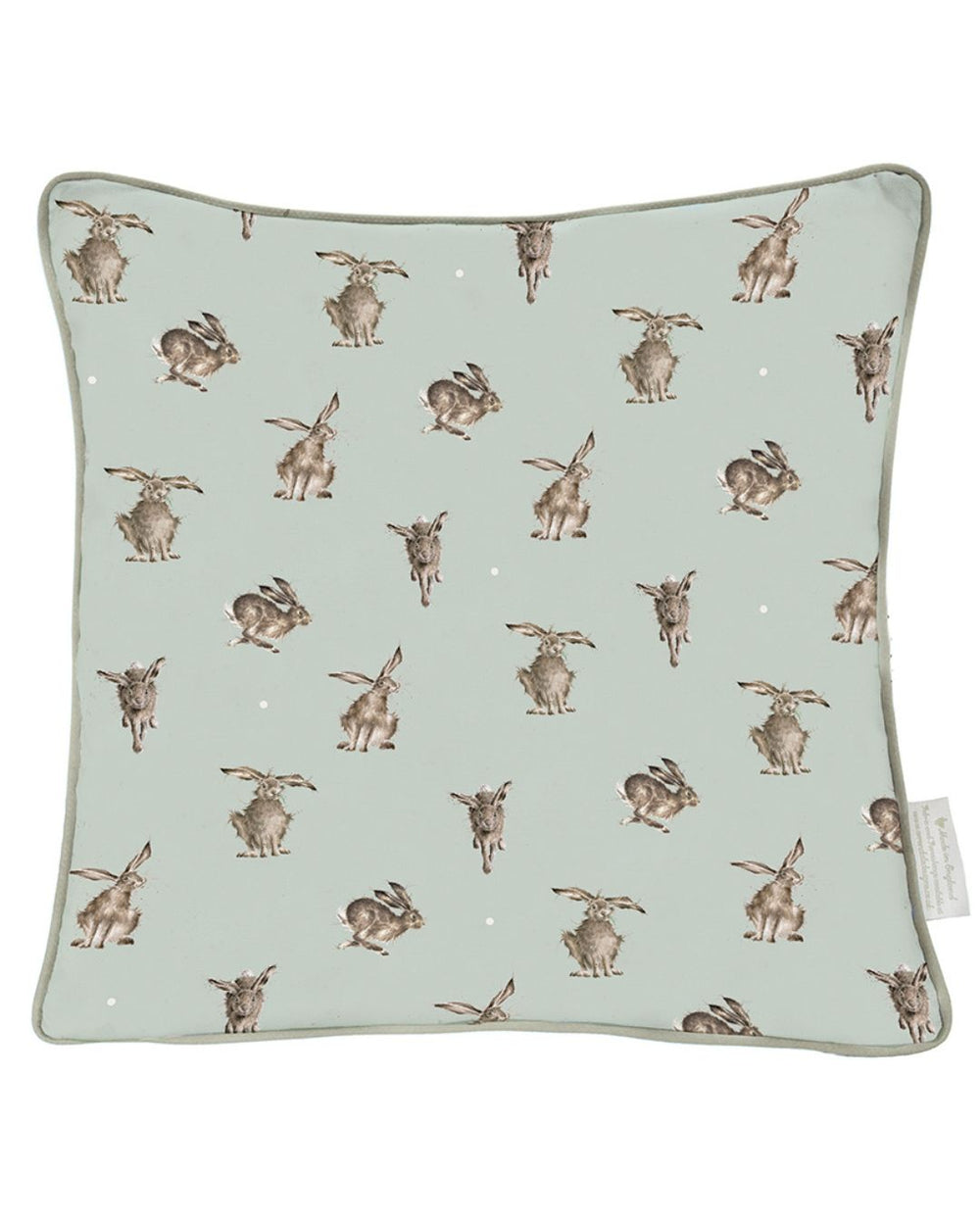 Rückseite des Into the Wild Kissens von Wrendale Designs mit ganz velen Hasen drauf.