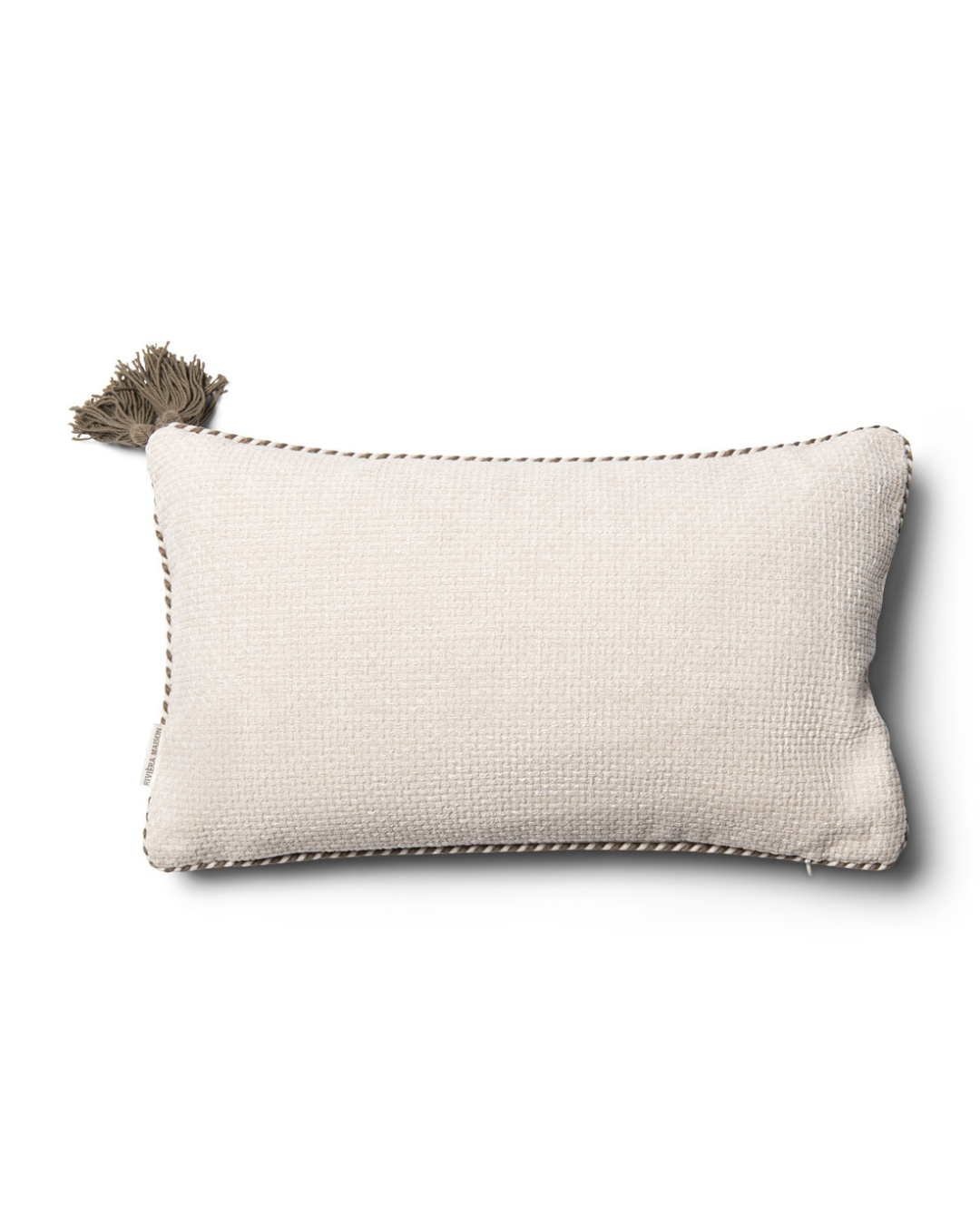 Rückseite des Kissenbezugs „With Love Pillow Cover 50x30“ von Rivièra Maison in schlichtem Naturton mit feiner Stoffstruktur, freigestellt vor weißem Hintergrund.
