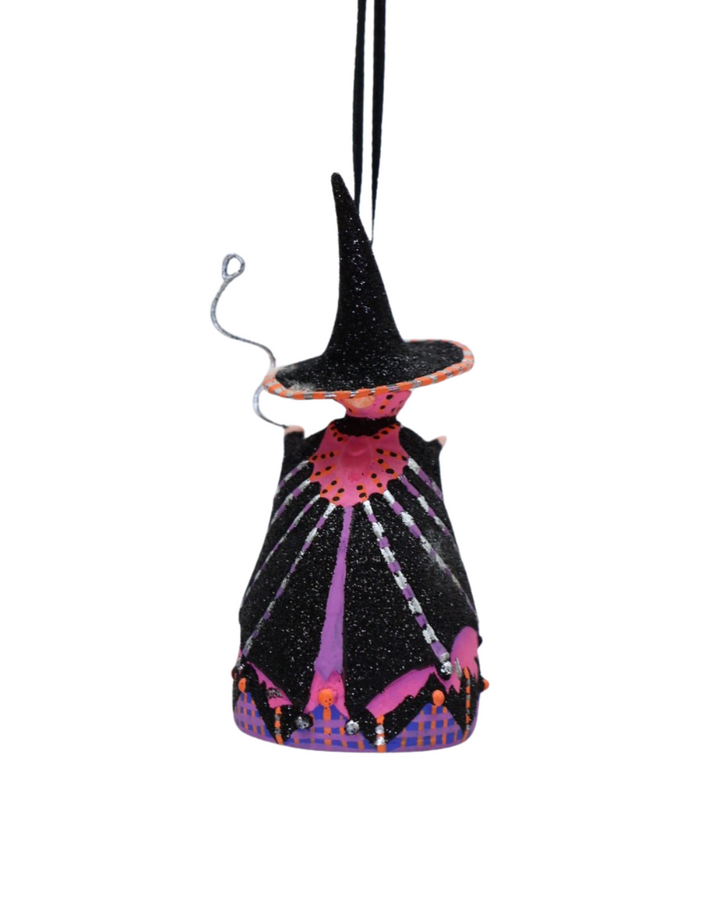 Rückseite des Hexen Krinkle „Mini Bat Moon Witch“ von Patience Brewster mit detailreicher Bemalung vor weißem Hintergrund.
