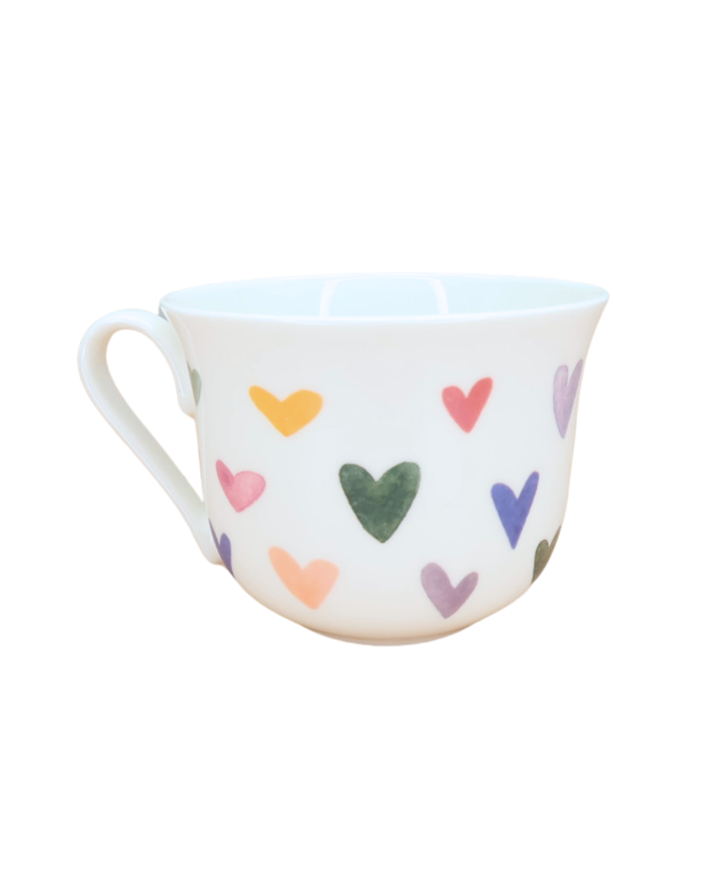 Weiße Keramik-Tasse mit bunten Herzen der Marke Grätz Verlag, isoliert auf weißem Hintergrund.
