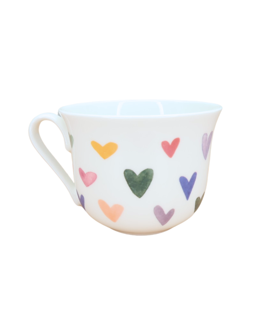 Weiße Keramik-Tasse mit bunten Herzen der Marke Grätz Verlag, isoliert auf weißem Hintergrund.