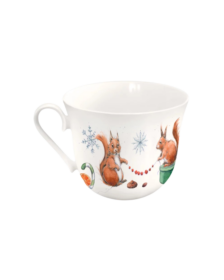 Rückseite der weihnachtlichen Eichhörnchen Lieblingstasse vom Grätz Verlag vor weißem Hintergrund.