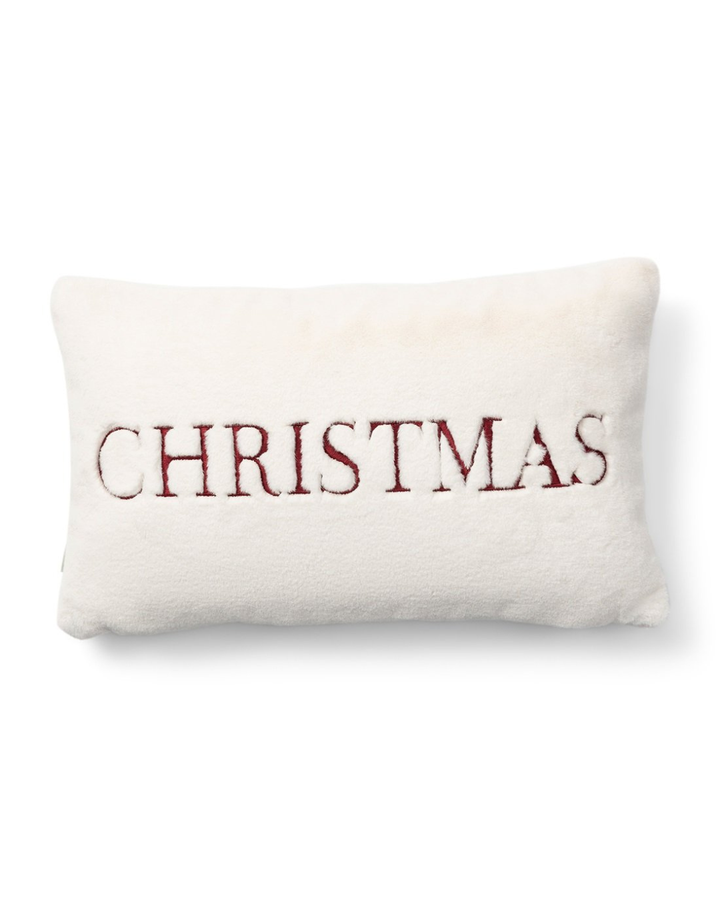 Rückseite des Kissenbezugs mit der Stickerei „CHRISTMAS“ in Rot