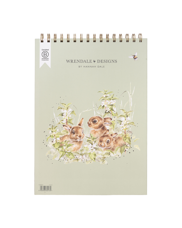 Rückseite des Skizzenbuchs A4 „Hedgerow“ von Wrendale Designs mit grünem Hintergrund, Hasenmotiv und Markenaufdruck.
