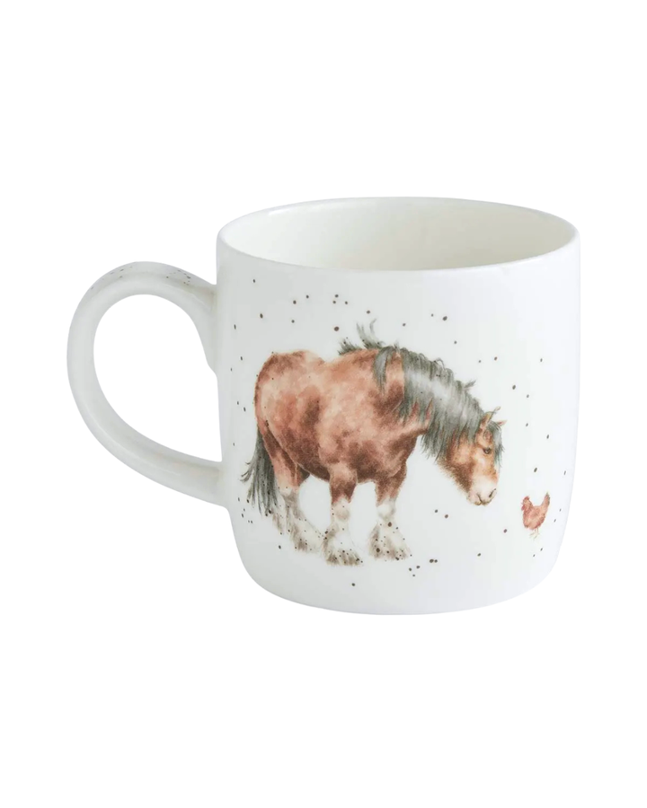 Rückseite einer Pferde Tasse von Wrendale Designs welche auf weißen Hintergrund liegt. Auf der Tasse ist ein niedliches braunes Pferd zu sehen welches sich langsam einem Huhn nähert.
