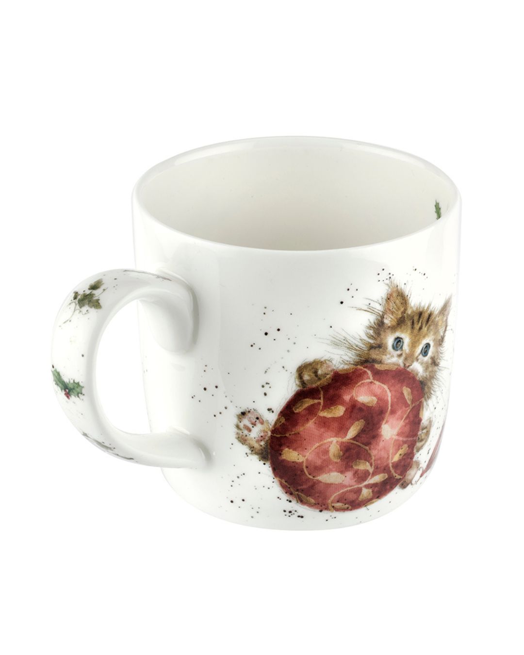 Die Rückseite der weihnachtlichen Wrendale Designs Porzellantasse zeigt eine Katze, die mit einer Weihnachtsbaumkugel spielt.
