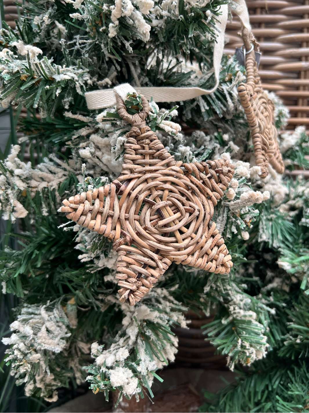 Weihnachtsbaumschmuck aus Rattan von Rivièra Maison in Sternen-Form.