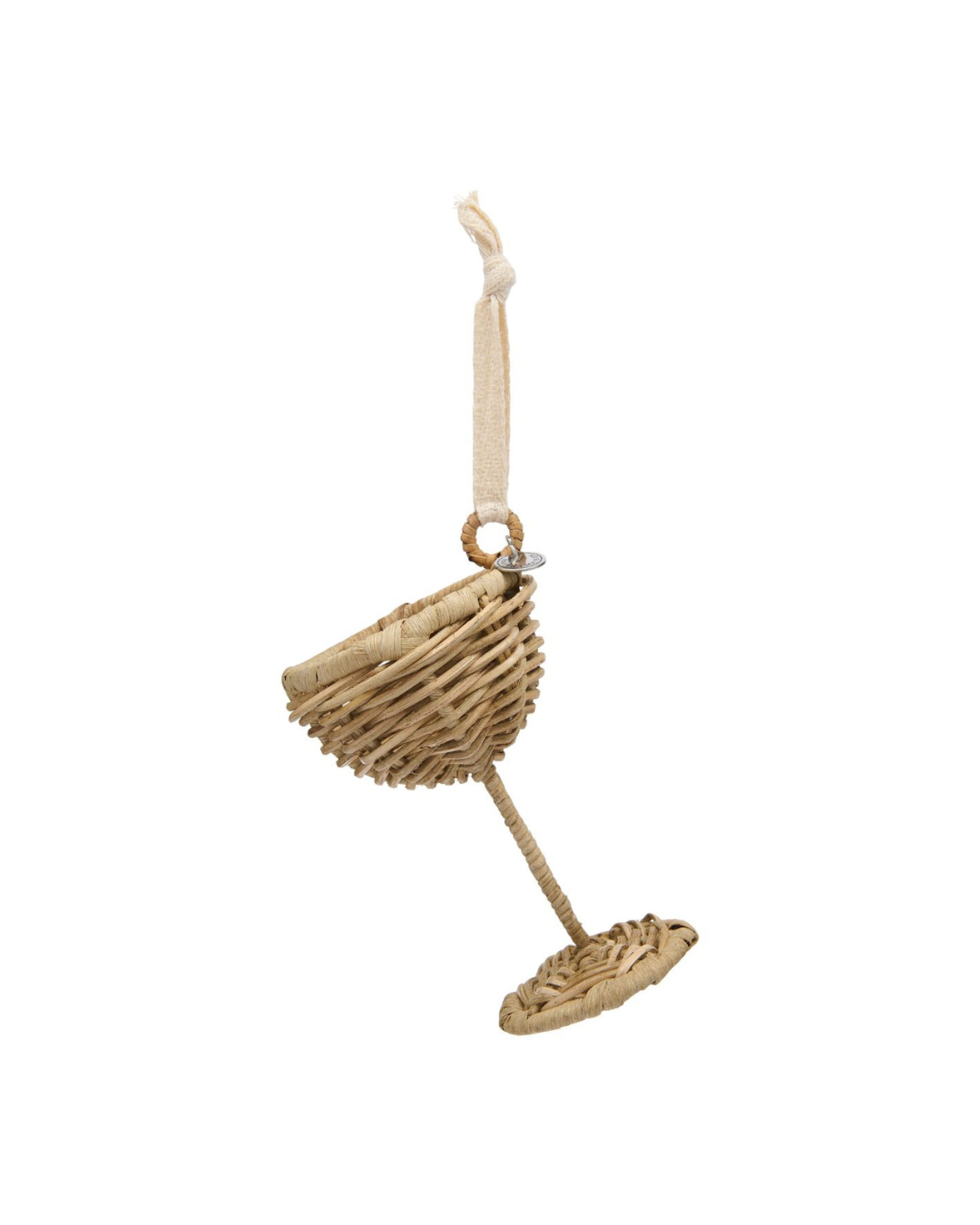 Rustic Rattan Champagnerglas Ornament von Rivièra Maison, handgeflochtener Weihnachtsbaumanhänger, freigestellt auf weißem Hintergrund.