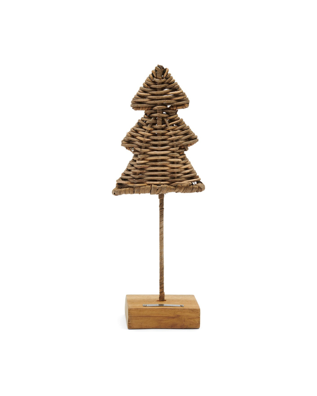 Frontalansicht des Rustic Rattan Weihnachtsbaums „Christmas Tree“ von Rivièra Maison auf Holzfuß, vor weißem Hintergrund.