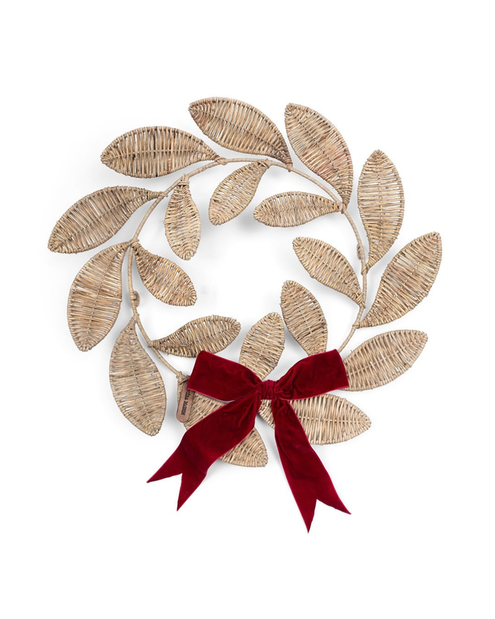 Handgeflochtener Türkranz aus Rattan mit roter Schleife von Rivièra Maison vor weißem Hintergrund.