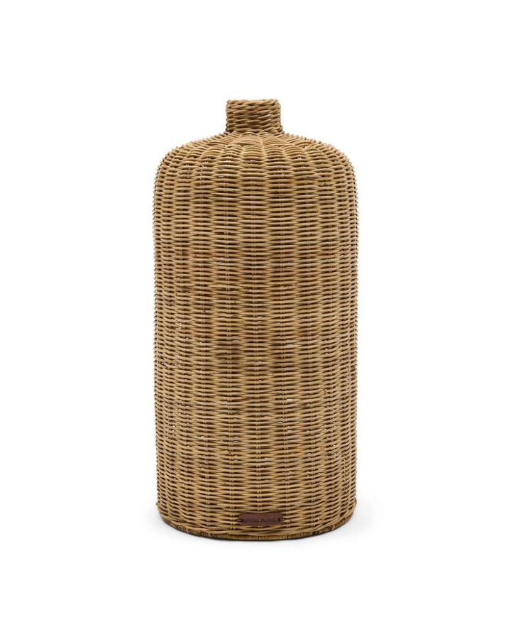 "Rustic Rattam Decoration Vase" von Riviera Maison vor weißen Hintergrund. Die Vase besteht aus Rattan und hat oben eine kleine Öffnung