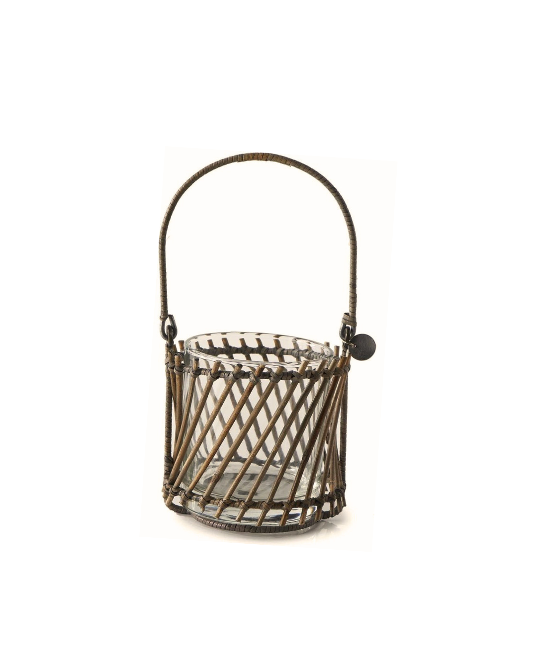 Aufgestelltes Dinard Windlicht aus Rattan von Rivièra Maison vor weißem Hintergrund.