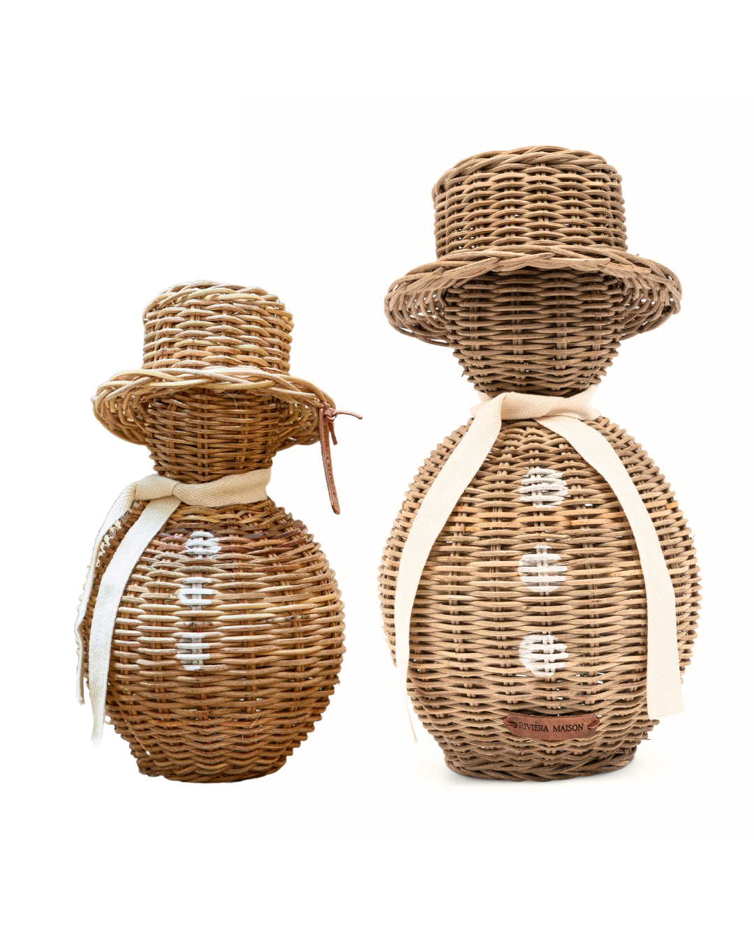 Beide Größen des Rustic Rattan Schneemanns von Rivièra Maison nebeneinander vor weißem Hintergrund.