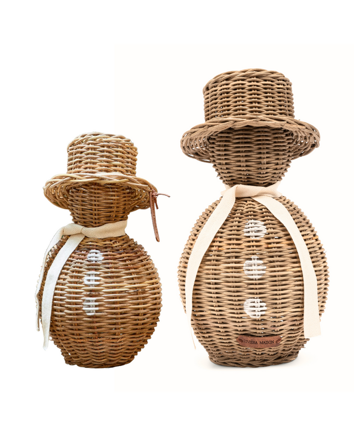 Beide Größen des Rustic Rattan Schneemanns von Rivièra Maison nebeneinander vor weißem Hintergrund.