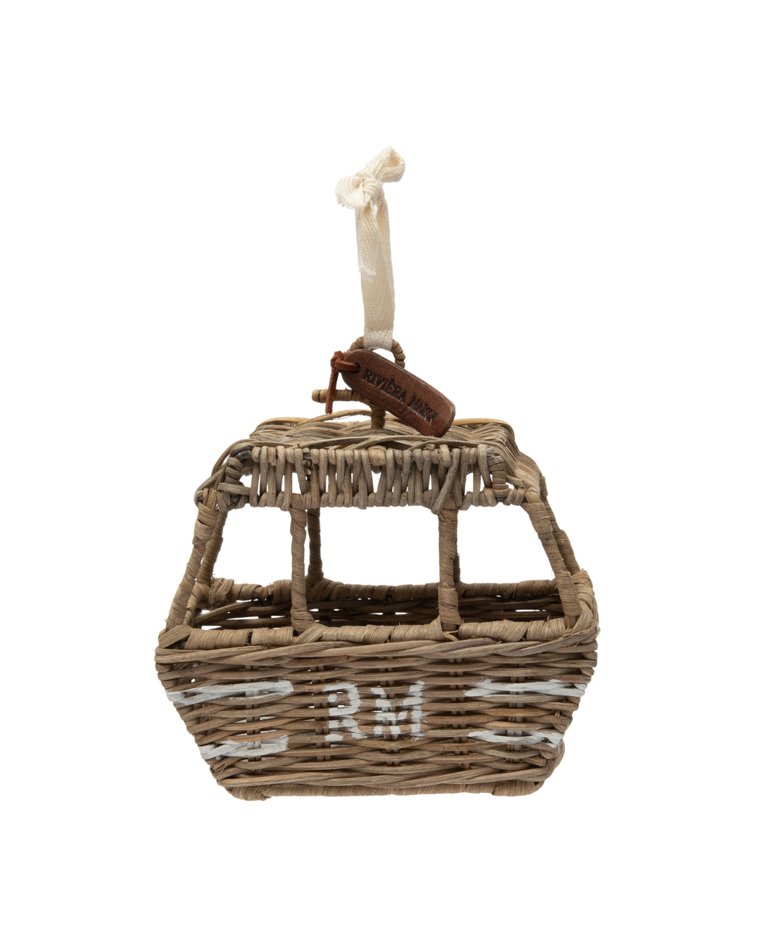 Rustic Rattan Ski Lift Ornament von Rivièra Maison vor weißem Hintergrund, geflochtene Rattan-Gondel mit Stoffband und kleinem braunen RM-Lederetikett.