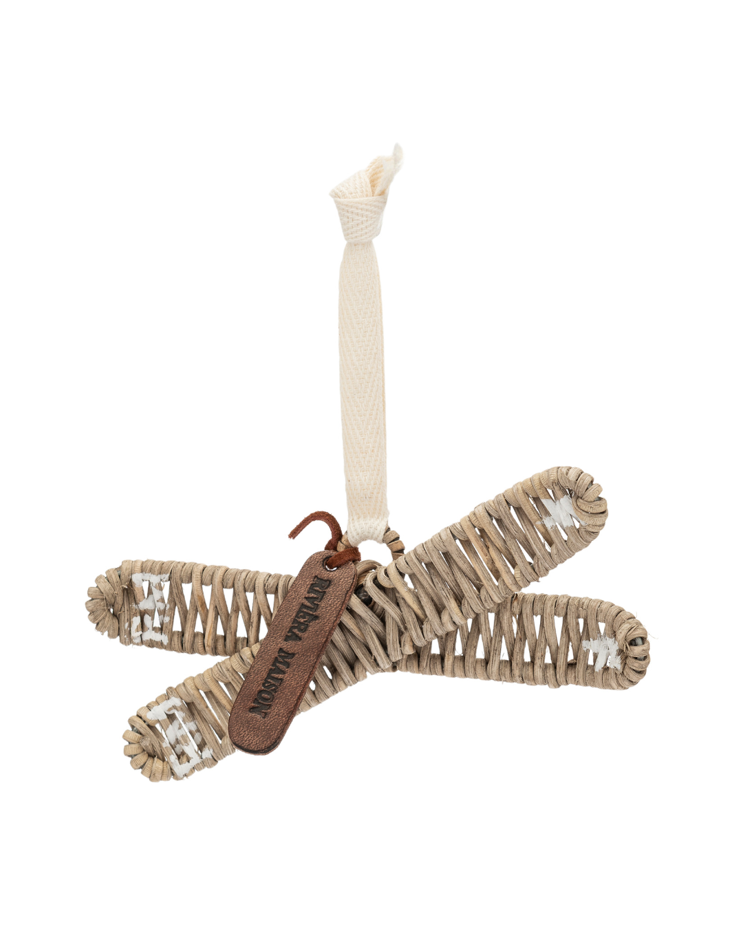 Rustic Rattan Skies Ornament von Rivièra Maison, geflochtene Ski aus Rattan mit hellem Stoffband und RM-Lederetikett vor weißem Hintergrund.