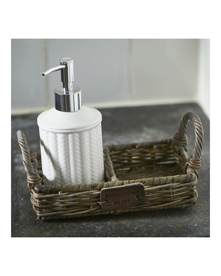 Rustic Rattan Soap Tray von Rivièra Maison am Waschbecken mit weißem Keramik-Seifenspender
