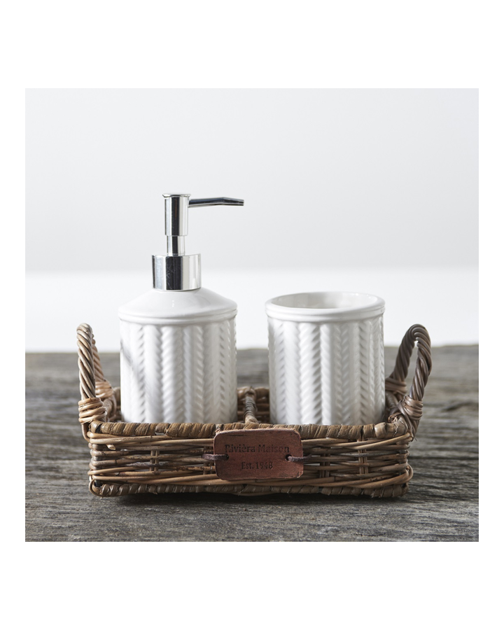 Handgeflochtenes Rustic Rattan Soap Tray von Rivièra Maison mit Seifenspender und Becher auf Holzoberfläche