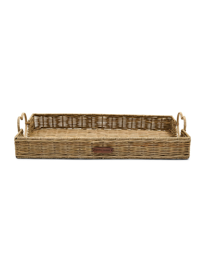 Rustic Rattan Tablett „Happy Heart Tray“ von Rivièra Maison freigestellt vor weißem Hintergrund mit herzförmigen Griffen.
