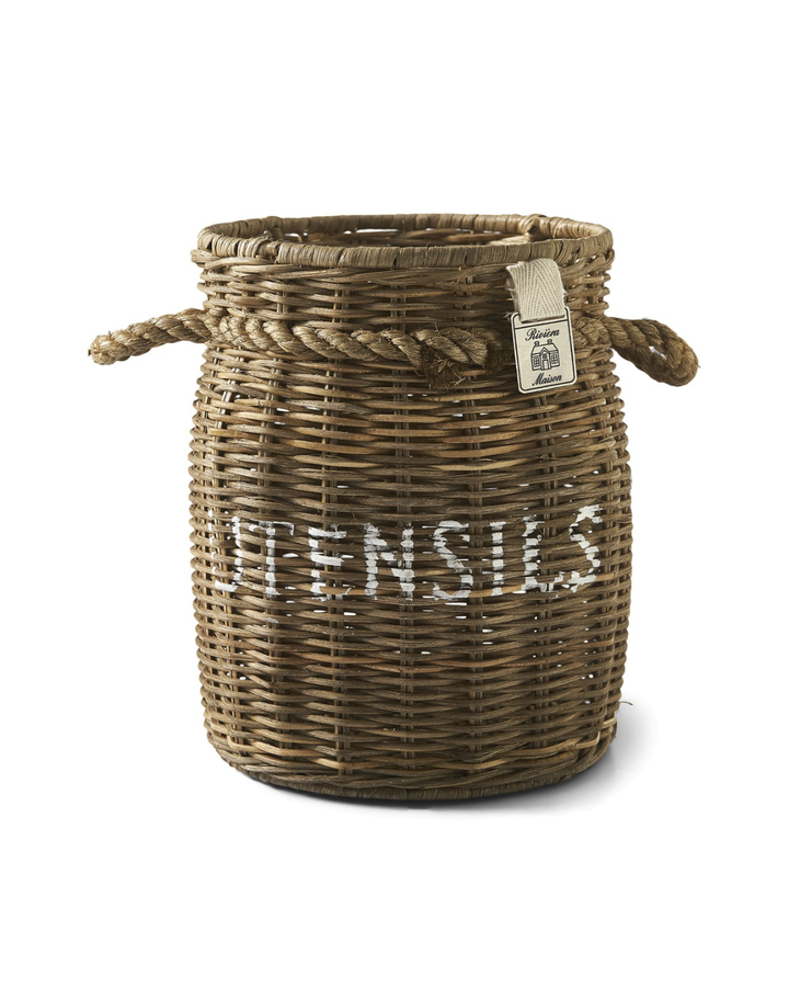 Detailaufnahme des Rustic Rattan Utensils Pot mit Rivièra Maison Logo