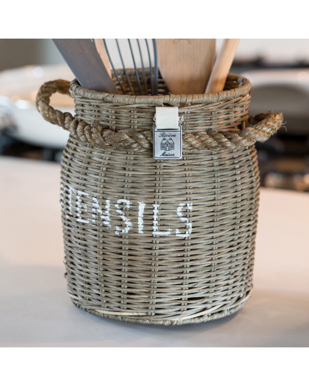 Rustic Rattan Utensils Pot in der Küche