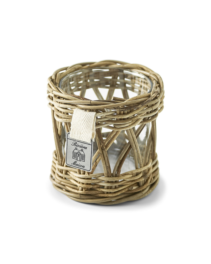Windlicht Rustic Rattan Votive von Rivièra Maison vor weißem Hintergrund.