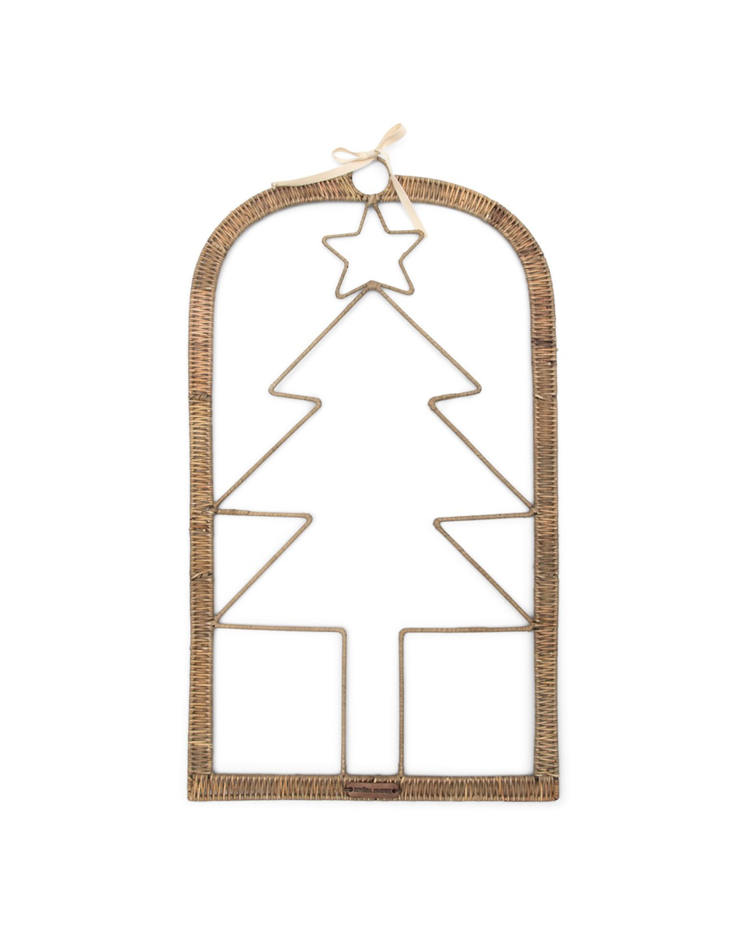 Frontalansicht der Rustic Rattan Xmas Tree Wanddekoration von Rivièra Maison vor weißem Hintergrund.