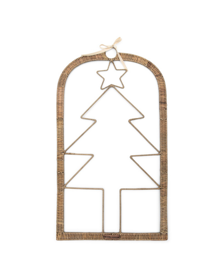 Frontalansicht der Rustic Rattan Xmas Tree Wanddekoration von Rivièra Maison vor weißem Hintergrund.