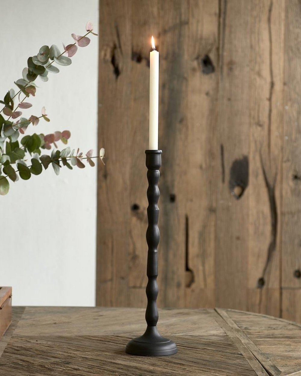 Salvador Kerzenständer von Rivièra Maison in Schwarz dekoriert auf rustikalem Holztisch.