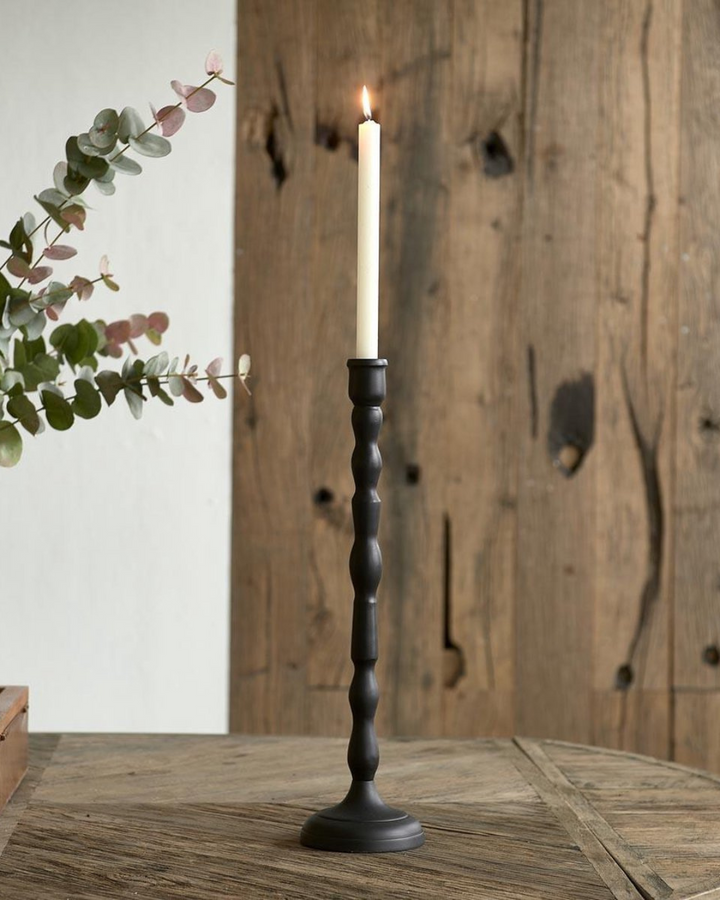 Salvador Kerzenständer von Rivièra Maison in Schwarz dekoriert auf rustikalem Holztisch.