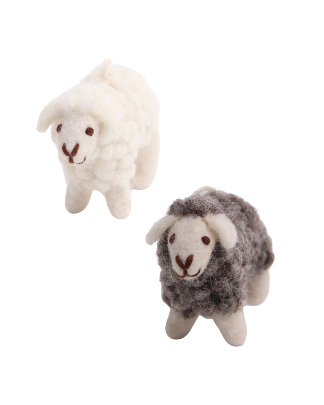 Zwei Schafe als Filzanhänger von Gry & Sif in Weiß und Dunkelgrau, leicht versetzt fotografiert vor neutralem Hintergrund.