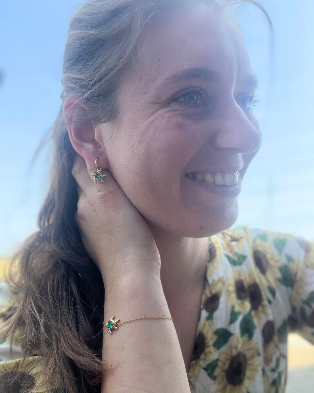 Goldenes Armband mit Schildkrötenanhänger von Dottilove kombiniert mit den passenden Ohrringen.
