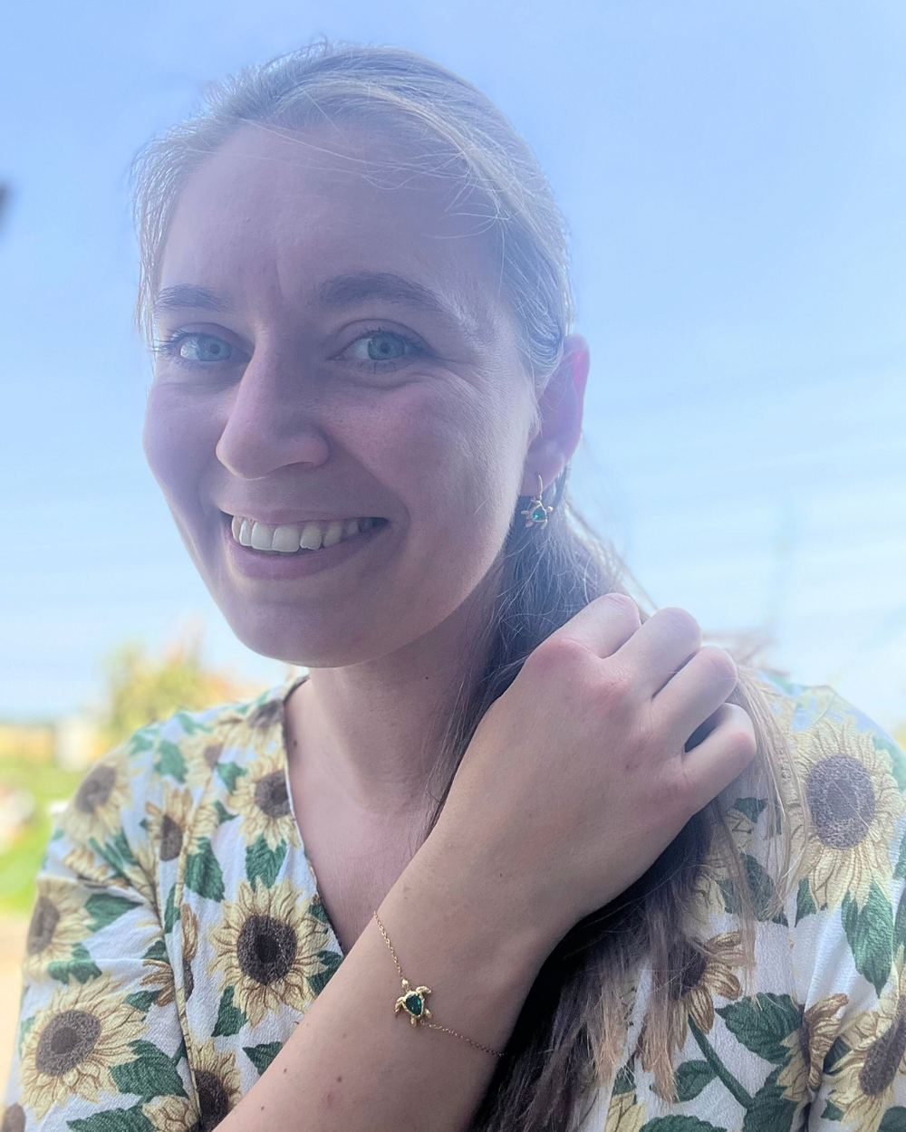 Goldenes Schildkrötenarmband kombiniert mit den passenden Ohrringen von Dottilove.